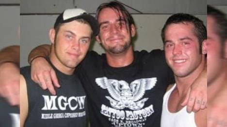 Jimmy Rave (l.) mit den späteren WWE-Stars CM Punk (M.) und Roderick Strong