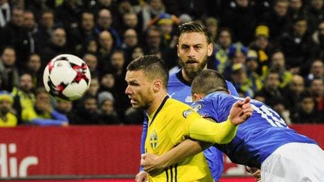 Schwedens Angreifer Marcus Berg (l.) wird in dieser Szene vor den Augen von Daniele de Rossi (M.) von Leonardo Bonucci festgehalten 