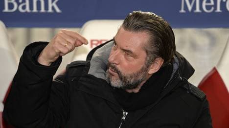 Michael Zorc greift Dennis Erdmann von Dynamo Dresden an