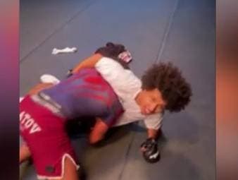 Karim Adeyemi probiert sich in einem Video auf Social Media als Kampfsportler -  und macht dabei keine schlechte Figur.