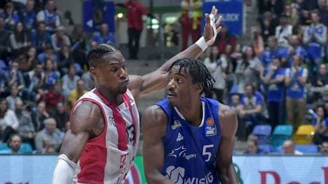 Yorman Polas Bartolo (Baskets Bonn) und Jason Clark (Fraport Skyliners) kämpfen um die Playoffs