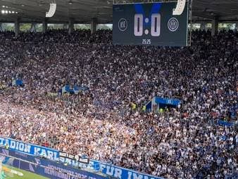 Der Karlsruher SC bestreitet ein saisonvorbereitendes Testspiel gegen Inter Mailand. In der Trinkpause tun die Fans ihren Unmut lautstark kund. 