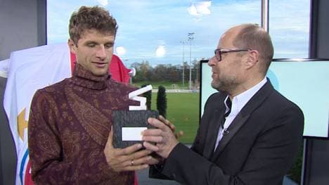 Thomas Müller (l.) nahm den Preis an der Säbener Straße entgegen