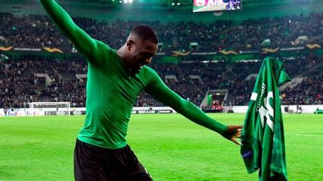 Marcus Thuram feiert mit den Fans von Borussia Mönchengladbach