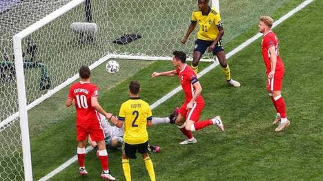 Robert Lewandowski brachte gegen Schweden diesen Ball nicht im Tor unter