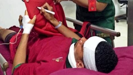 Chris Smalling unterschreibt im Krankenhaus ein ManUnited-Trikot