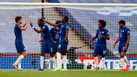 Der FC Chelsea um Nationalspieler Antonio Rudiger (2.v.l.) steht im Finale des FA Cups