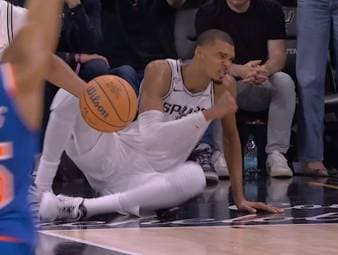Die San Antonio Spurs verlieren auch Spiel 2 der NBA Finals. Ausgerechnet Victor Wembanyama wird dabei zur tragischen Figur der Partie. 