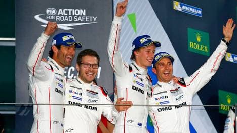 Mark Webber, Porsche Team- Teamchef Andreas Seidl, Brendon Hartley, Timo Bernhard (v.l.) ganz oben auf dem Podium in Schanghai