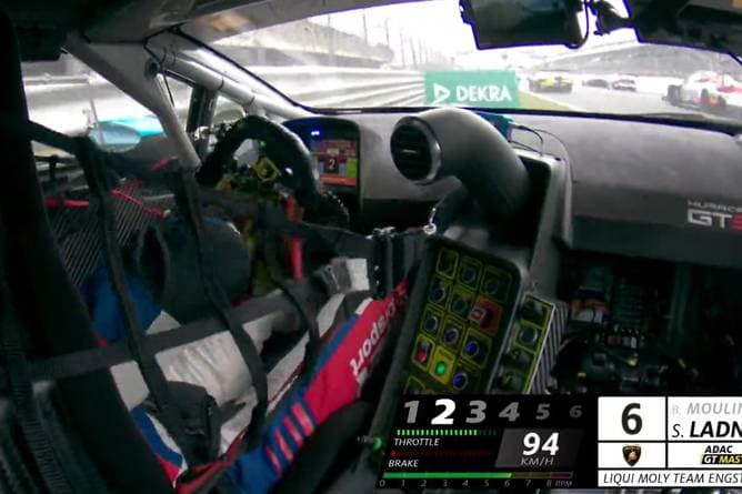 Crash gleich zu Beginn des ADAC GT Masters