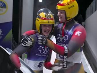 Dajana Eitberger und Magdalena Matschina schreiben Geschichte und holen die erste Silber-Medaille im Rodel Doppelsitzer der Damen. Bei der Olympia-Premiere müssen sich die beiden nach einem kleinen Fehler nur dem italienischen Duo geschlagen geben.