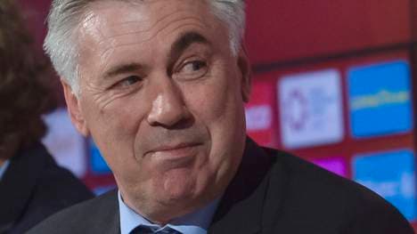 FC-Bayern-Coach Carlo Ancelotti spricht in einer Pressekonferenz über das Duell mit Manchester City und Pep Guardiola
