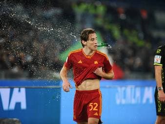 Flaschenwurf, drei Platzverweise! Rom-Derby eskaliert