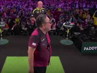 Michael van Gerwen kämpft sich bei der Darts-WM in Runde zwei. Gegen einen japanischen Außenseiter schwimmt der dreimalige Weltmeister aber weit mehr als gedacht.