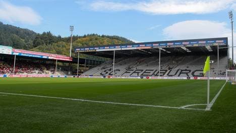 Das Mage Solar Stadion des SC Freiburg von der Eckfahne aus gesehen
