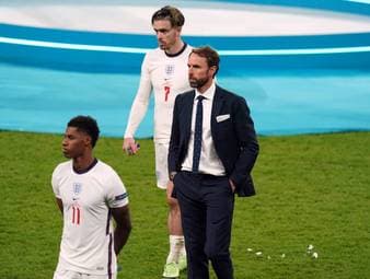 Die Runde im Snickers Fan Talks schaut gespannt das Elfmeterschießen zwischen Italien und England und kann die Auswahl der Schützen von Gareth Southgate nicht verstehen.