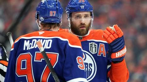 Leon Draisaitl (r.) mit Sturmpartner Connor McDavid