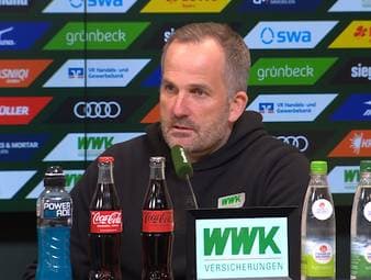 Nach der Niederlage gegen VfB Stuttgart spricht Manuel Baum Klartext. Seine Spieler hätten heute nicht ansatzweise ihr Niveau gezeigt, und er hätte jeden von ihnen auswechseln können.