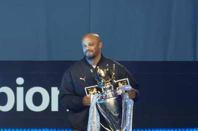 Was macht Kompany hier bei ManCity?