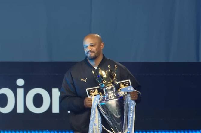 Was macht Kompany hier bei ManCity?