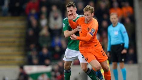 Frenkie De Jong (r.) kommt mit den Niederlande nicht über ein Remis in Nordirland hinaus.