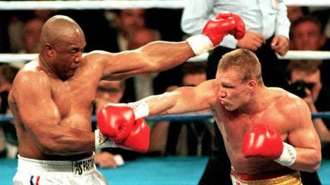 Axel Schulz (r.) schlägt im Boxkampf nach George Foreman