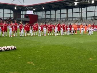 Am Montagmittag wurden auf dem Campus des FC Bayern München offiziell die A-Mannschaften der Männer und Frauen vorgestellt. Erfreulich für die Fans: Auch Konrad Laimer war Teil der Runde.