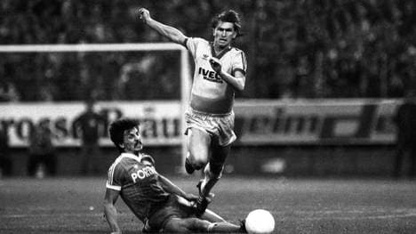 Bruno Hübner (Lautern, li.) gegen Klaus Augenthaler (FC Bayern München) im Jahr 1983