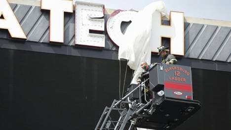 Der zerstörte Fallschirm hängt bei der Rettung noch fest