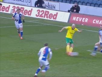 In seinem 100. Spiel für Norwich trifft der Ex-Schalker doppelt und Norwich bleibt in der Championship weiter ganz oben.