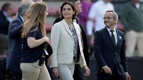 In Sorge: Amelie Oudea-Castera (Mitte) 