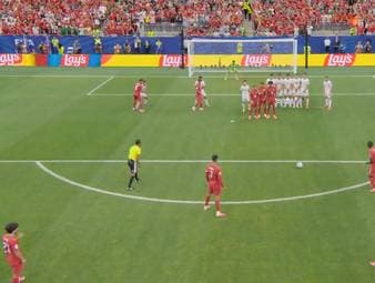 Vor dem 2:0 gegen Usbekistan steht Cristiano Ronaldo zum Freistoß bereit, und alle rechnen mit seinem Abschluss. Doch Portugal überrascht mit einer cleveren Finte und lässt Gegner wie Zuschauer gleichermaßen staunen.