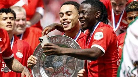 Sergino Dest (mit der Schale) steht vor der Rückkehr