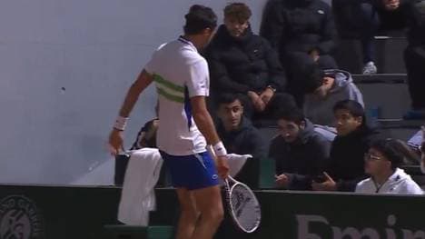 Arthur Rinderknech verletzte sich bei einem Tritt gegen die Werbebande offenbar am Fuß