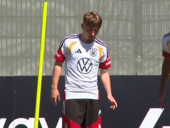 Lennart Karl wird die WM in Nordamerika verletzt verpassen. Sein Ersatz steht aber bereits parat. Assan Ouedraogo wird den Bayern-Star beim Turnier ersetzen.