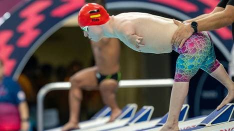 Josia Topf springt für sein Gold-Rennen ins Becken