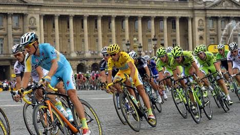 Das Feld der Tour am Place de la Concord