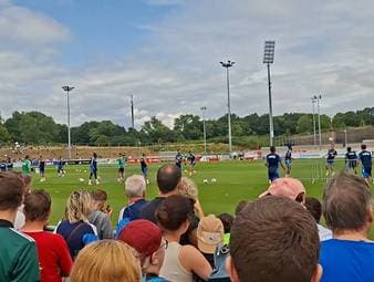 Die Vorfreude auf Schalke auf die Bundesliga kennt keine Grenzen. Über 3.500 Fans verfolgten den Trainingsauftakt der Königsblauen. 