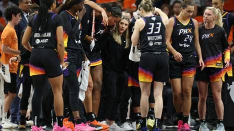 Sabally (m.) musste nach dem Zusammenprall vom Feld