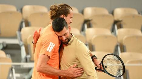 Djokovic (r.) und Zverev beim Training im Mai