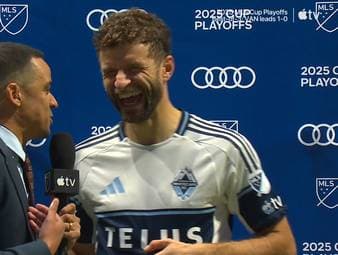 Thomas Müller fährt mit den Vancouver Whitecaps in den Playoffs der MLS den ersten Sieg ein. Der Ex-Bayern-Star verrät, was das Team momentan so stark macht. 