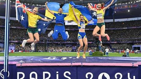 Mahutschich (2.v.r.) neben Landsfrau Heraschtschenko