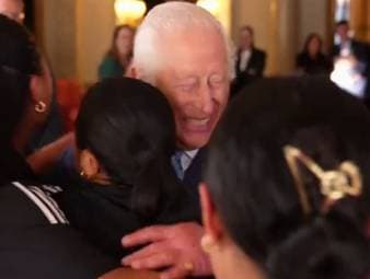 König Charles lud die neuseeländische Rugby-Nationalmannschaft in den Buckingham Palace ein. Als eine Spielerin ihn mit der Frage nach einer Umarmung überrascht, willigte der Monarch ein und sorgte damit für einen Protokollbruch. 