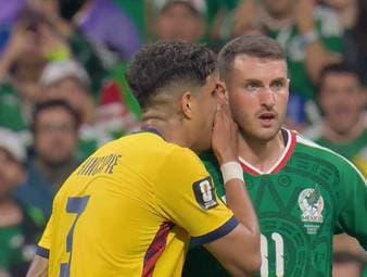 Ecuadors Piero Hincapié verliert kurz vor Spielende im Sechzehntelfinale gegen Mexiko die Nerven. Bei einer Auseinandersetzung hält er sich die Hand vor den Mund - und kassiert dafür Rot. 