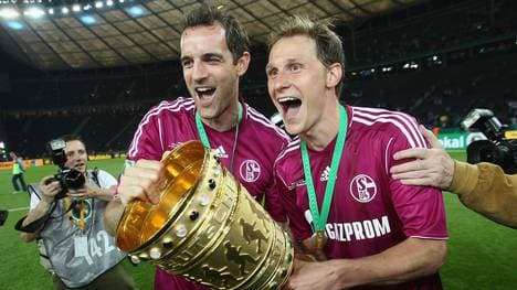 Bild aus erfolgreichen Zeiten: Metzelder (l.) und Höwedes 2011 mit dem DFB-Pokal