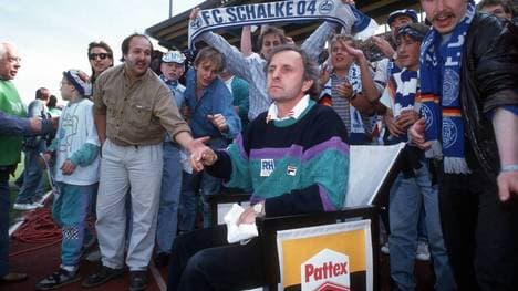 Ex-Schalke-Trainer Aleksandar Ristic (auf dem Stuhl) erinnert sich an den letzten Aufstieg von S04