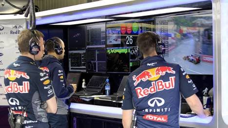 Auch aus den Team-Garagen sind die Bildschirme nicht wegzudenken