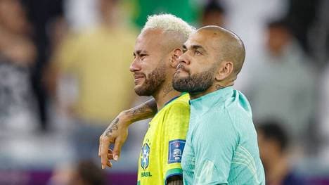 Dani Alves (r.) sieht sich mit Untersuchungen der Justiz konfrontiert