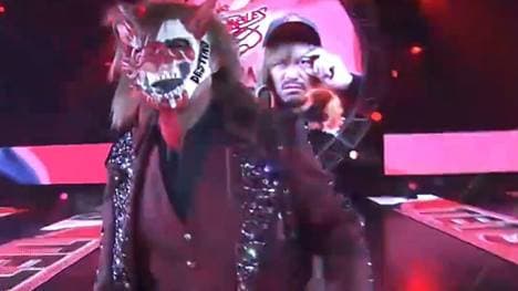 Tetsuya Naito (mit und ohne Einzugsmaske) bei Wrestle Kingdom 2024