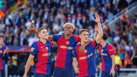 Fixiert der FC Barcelona (im Bild: F. Lopez, Yamal und Gavi) die Meisterschaft im Derbi Barceloni?